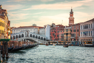 Fototapeta premium Ponte di Rialto (Rialto Bridge) in Venezia, Veneto, Italy.