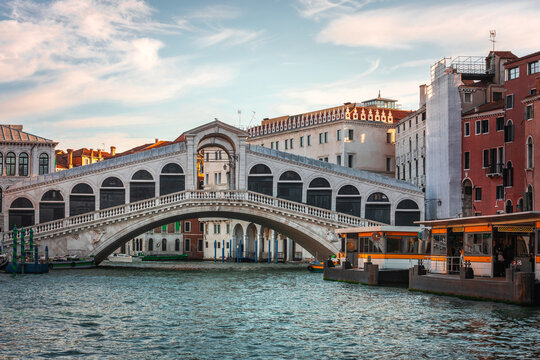 Ponte di Rialto (Rialto Bridge) in Venezia, Veneto, Italy. © Jorge Argazkiak