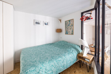 Chambre d'un appartement Parisien avec verrière qui donne sur le salon