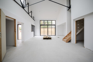 Espace de type loft en construction.  Grand espace et hauteur sous plafond,  style industriel avec poutre en métal noir et verrière.  © Florian Fortier