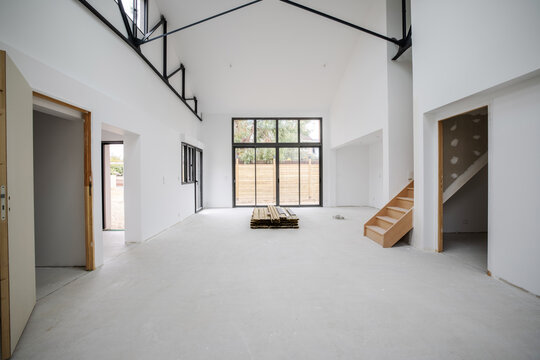 Espace de type loft en construction. 
Grand espace et hauteur sous plafond,  style industriel avec poutre en m&eacute;tal noir et verri&egrave;re. 