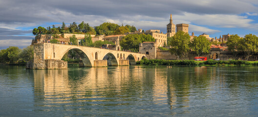 Avignon, le pont et le palais des papes, Vaucluse, France - obrazy, fototapety, plakaty