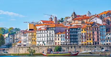 Fotobehang Porto aan de Rio Douro, Portugal kuststad, bruggen, portwijn, oude stad middeleeuwse wijk Ribeira, Cais da Ribeira porto rivierfront, Douro, Atlantische Oceaan, Werelderfgoed © Nina