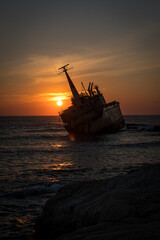 Das Schiffswrack der gesunkenen Edro III in einer Bucht in Zypern mit Sonnenuntergang. Ein sehr beliebtes Reiseziel