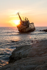 Das Schiffswrack der gesunkenen Edro III in einer Bucht in Zypern mit Sonnenuntergang. Ein sehr beliebtes Reiseziel - obrazy, fototapety, plakaty