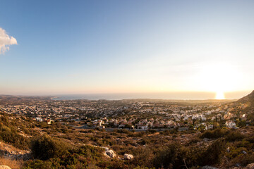 Panorama Blick auf die Stadt Paphos in Zypern von den Bergen aus.