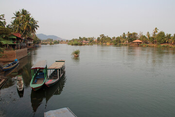 Fototapeta na wymiar along the river mekong at khone island in laos 