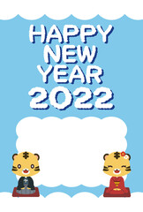 Obraz na płótnie Canvas 正座をしている和服のトラのイラストとHappyNewYearの文字の2022年の年賀状