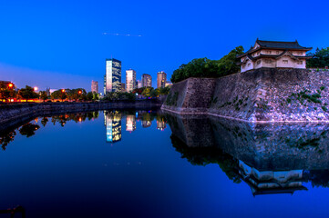 大阪城外堀、超高層ビルと乾櫓（いぬいやぐら）の夕景、5月24日、日本