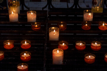 Opferkerzen in einer Kirche