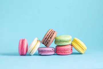 Photo sur Plexiglas Macarons Colorful cake macaron or macaroon on pastel blue background. Sweet background. Flat lay, top view, copy space