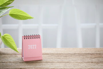 Small pink calendar with green leaves