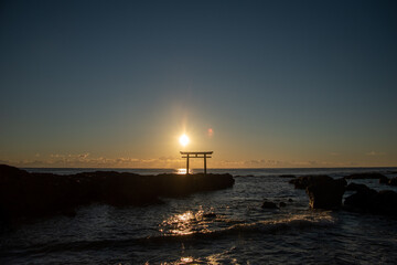 大洗磯前神社の神磯の鳥居と日の出と朝焼け