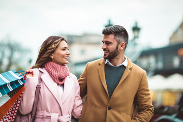 Fototapeta premium Portrait of happy couple with shopping bags.
