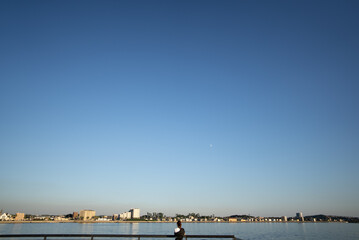 海を眺める女性