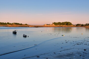 Ambiance au coucher du soleil sur Port-Blanc Penvenan en Bretagne. France