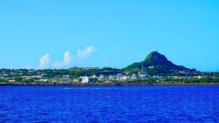 沖縄県伊江島の城山（タッチュー）が見える海からの風景
