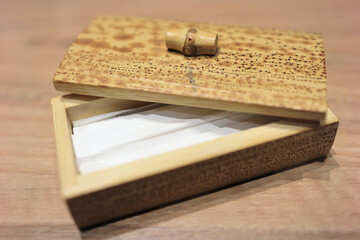 竹で出来たつまようじ入れ