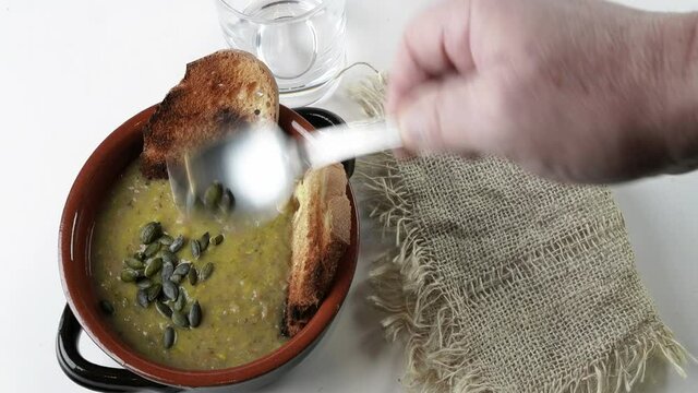 Zuppa di verdure pane tostato e semi di zucca