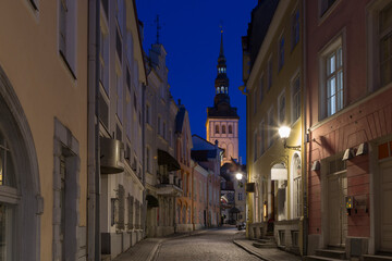 Fototapeta na wymiar Church of St. Olaf and old houses in the historical center of Tallinn, Estonia
