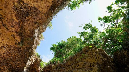 沖縄県伊江島のニャティア洞という洞窟の中から見える空