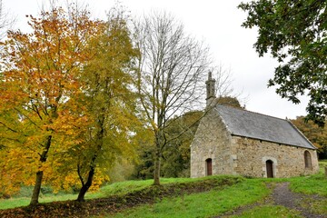 Fototapeta na wymiar Chapel in Brittany during autumn
