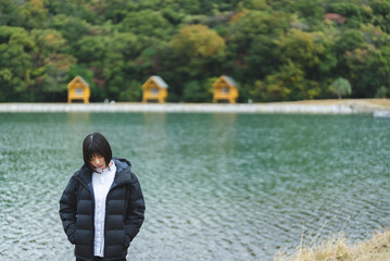 Fototapeta premium 冬の日本を旅する女性