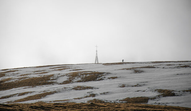 silueta de un hombre llegando a la cima nevada