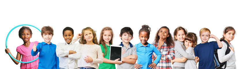 Panorama mit vielen aktiven Kindern als Bildung Konzept