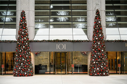 New York, New York USA - November 30, 2021: 101 Park Avenue During The Christmas Holiday Season.