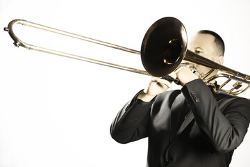 Joueur de trombone. Tromboniste jouant le musicien de jazz d& 39 isolement sur le blanc