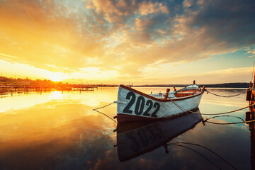 Concept 2022 Bateau de pêche sur le lac de Varna avec un reflet dans l& 39 eau au coucher du soleil.