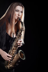 Saxofonist. Saxofonist vrouw speelt sax