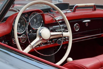 Deurstickers Oldtimer Cabrio mit schönem Leder Innenraum in rot und weißem Lenkrad © Bigwuschel