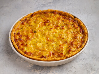View of the onion pie with chicken and cheese.