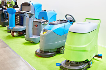 Compact scrubber drier machines
