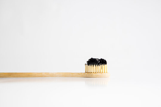 Cepillo de dientes de bamb&uacute; con pasta de dientes de carb&oacute;n negro para blanquear los dientes. Concepto de desperdicio cero.