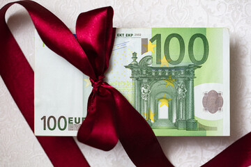 100 euro banknotes with bow