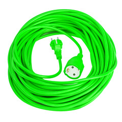 Grünes Stromkabel mit Stecker auf weissem Hintergrund