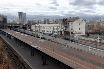 Fototapeta na wymiar The regional electric train arrives at the Central Railway Station of Kiev