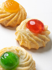 Dolci pasticcini siciliani di pasta di mandorle su sfondo bianco