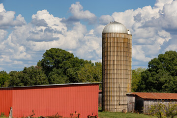 Barns and silo scene under cloudy skies in rural Tennessee, USA © Dee
