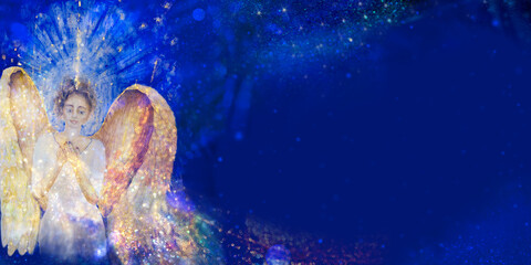 Fototapeta na wymiar Glitzernder goldener Engel erscheint aus tiefblauem Universum und überbringt eine Fülle funkelnden Lichts, um die Nacht zu erleuchten und liebevoll Hoffnung zu wecken