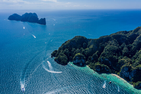 Beautiful panoramic view over Tonsai and Dalum Beach. Green jung