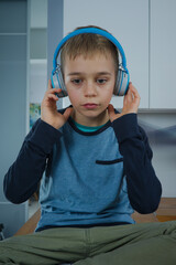 młody chłopak słucha muzyki