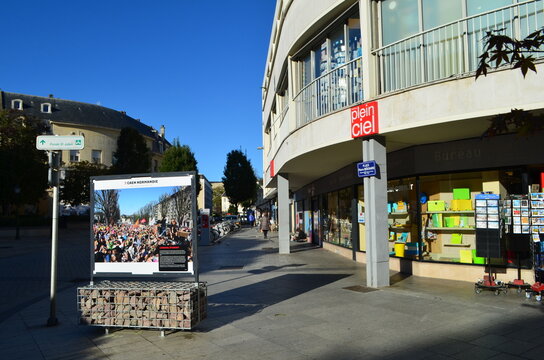 Commerce de la  place Bouchard &agrave; Caen (calvados - Normandie - France)