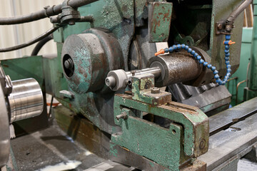 Dressing the grinding wheel with a diamond pencil on a circular grinding machine.