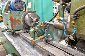 Dressing and turning of an abrasive grinding wheel with a diamond pencil.