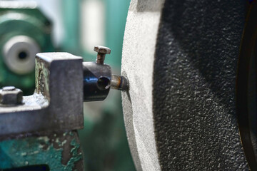 Grinding the upper abrasive layer of the grinding wheel with a diamond pencil on a surface grinder.
