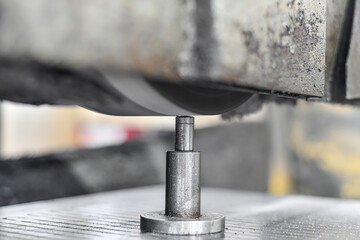 Diamond dressing of the grinding wheel with a roller cutter on a surface grinding machine.